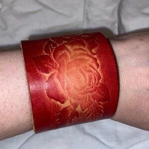 Women’s Y2K vintage dark red leather Bracelet with engraved roses‎